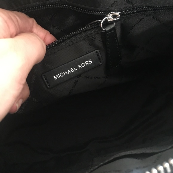 Michael Kors Ciara zipper shoulder tote & wallet - Picture 8 of 8